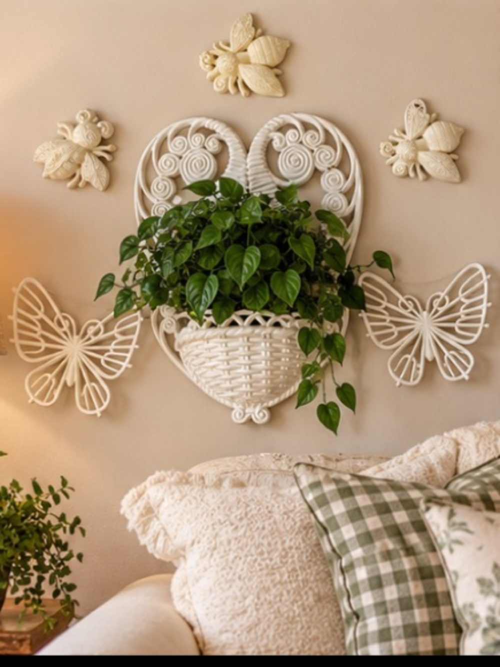 Vintage Burwood
Wall Planter Butterfly
Bee Décor Set w/
Faux Plant